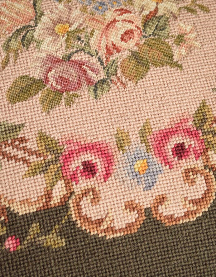 フレンチカブリオル　アンティーク チェア　刺繍がとっても美しいフランスアンティーク、落ち着いたシックなカラーのプチポワンチェア。手刺繍とは思えない絵画の様な美しさです。(j-577-c)