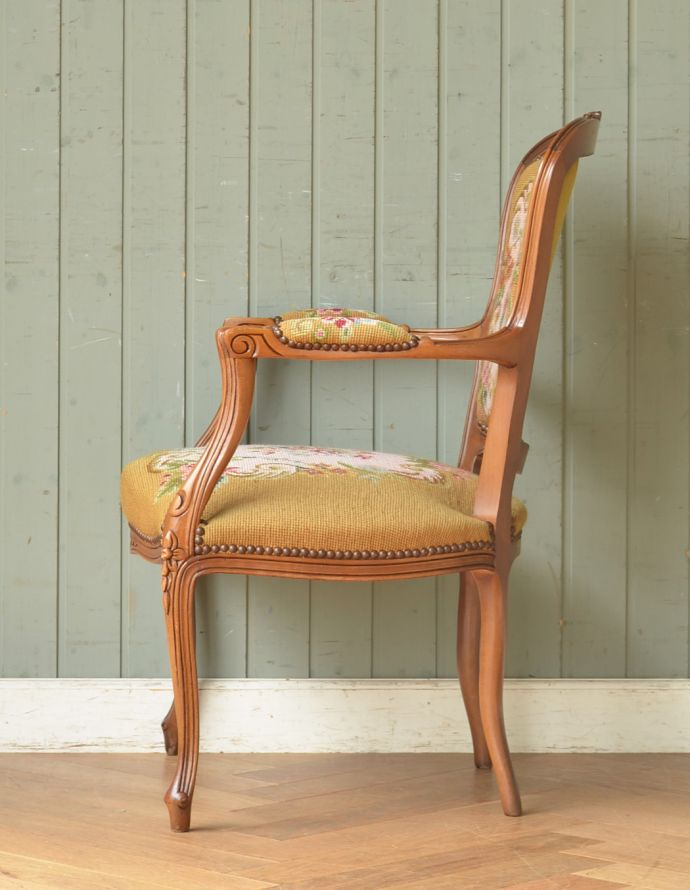 刺繍が美しいフランス生まれのアンティークプチポワンチェア（イエロー