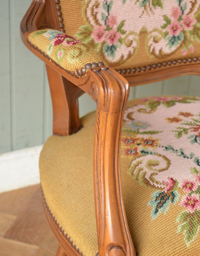 刺繍が美しいフランス生まれのアンティークプチポワンチェア（イエロー
