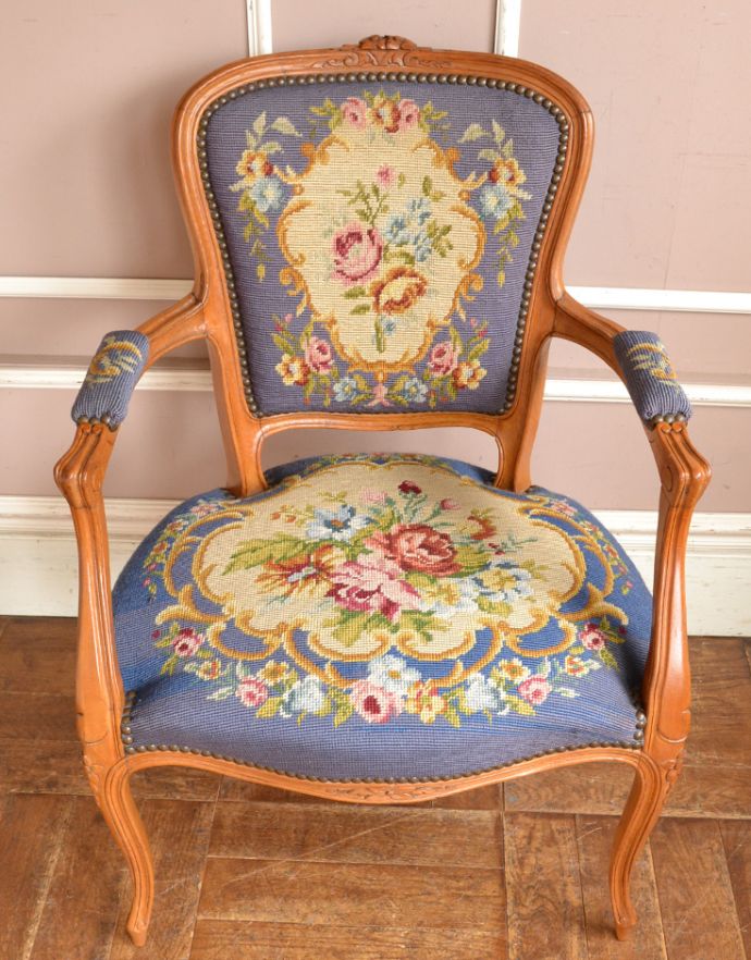 フレンチカブリオル　アンティーク チェア　刺繍が美しいフランス生まれのエレガントなプチポワンのアームチェア。手刺繍とは思えない絵画の様な美しさです。(j-579-c)