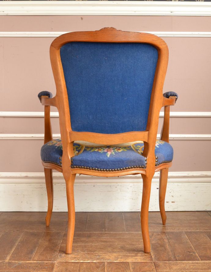 フレンチカブリオル　アンティーク チェア　刺繍が美しいフランス生まれのエレガントなプチポワンのアームチェア。きちんとメンテナンスしてあるので、裏側もキレイです。(j-579-c)