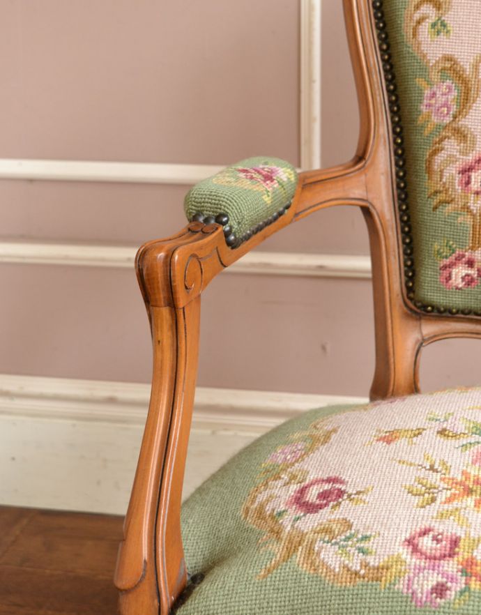 フランス生まれのエレガントなアンティークチェア、プチポワンのアーム