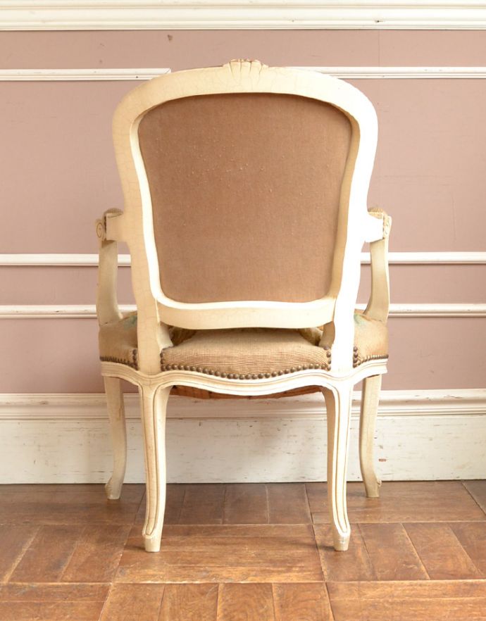 サロンチェア　アンティーク チェア　フランス生まれのサロンチェア、ホワイトペイントのアンティークプチポワンチェア。きちんとメンテナンスしてあるので、裏側もキレイです。(j-581-c)