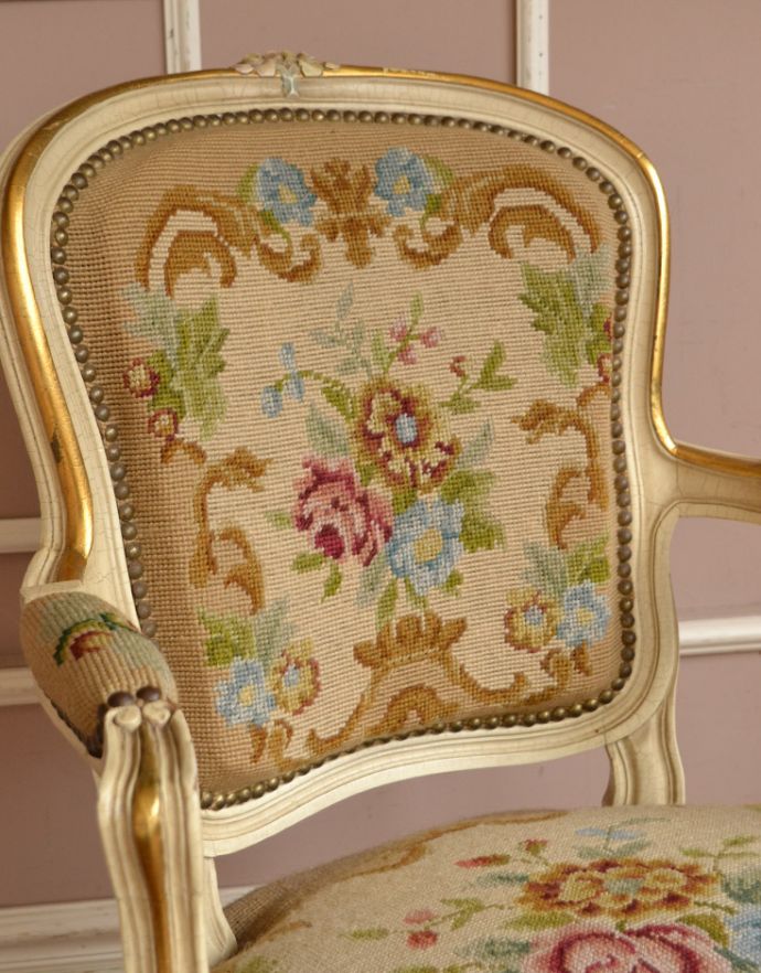 サロンチェア　アンティーク チェア　フランス生まれのサロンチェア、ホワイトペイントのアンティークプチポワンチェア。色合いが上品で高級感があります。(j-581-c)