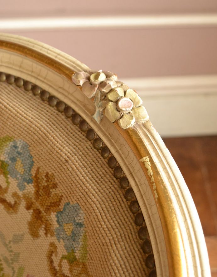 サロンチェア　アンティーク チェア　フランス生まれのサロンチェア、ホワイトペイントのアンティークプチポワンチェア。背もたれの上には可愛いお花の飾りです。(j-581-c)