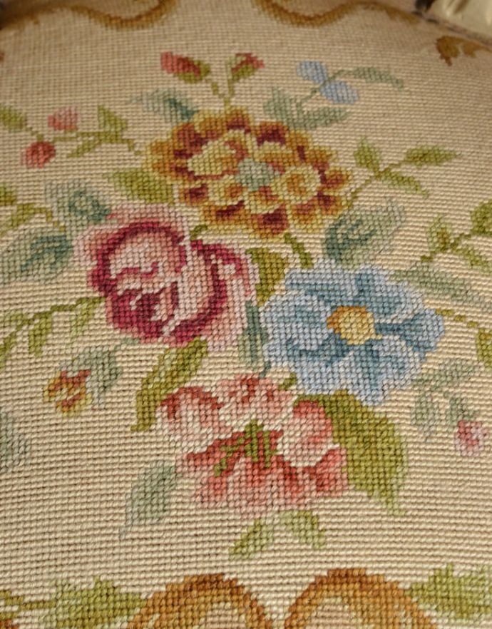 サロンチェア　アンティーク チェア　フランス生まれのサロンチェア、ホワイトペイントのアンティークプチポワンチェア。女性らしいデザイン。(j-581-c)