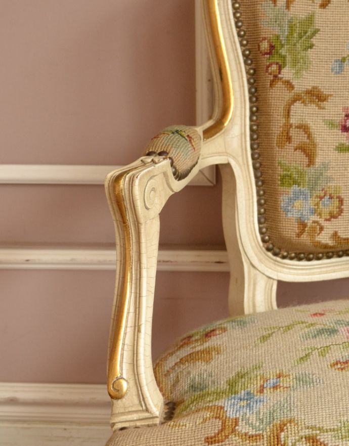 サロンチェア　アンティーク チェア　フランス生まれのサロンチェア、ホワイトペイントのアンティークプチポワンチェア。そっと手を置きたくなるアームに施された刺繍。(j-581-c)