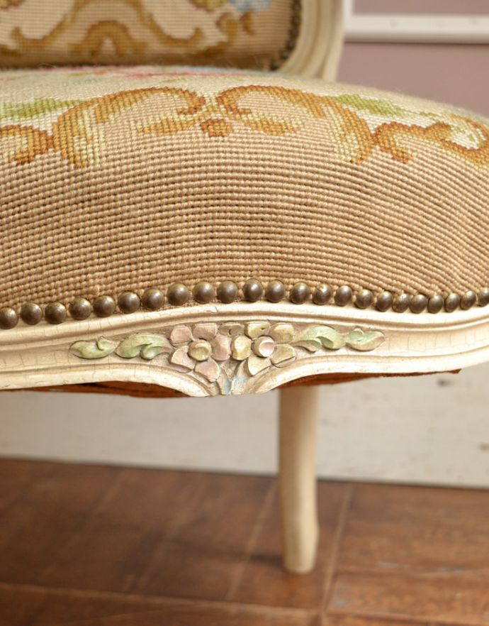 サロンチェア　アンティーク チェア　フランス生まれのサロンチェア、ホワイトペイントのアンティークプチポワンチェア。座ってしまうと見えない部分にまでも彫があります。(j-581-c)