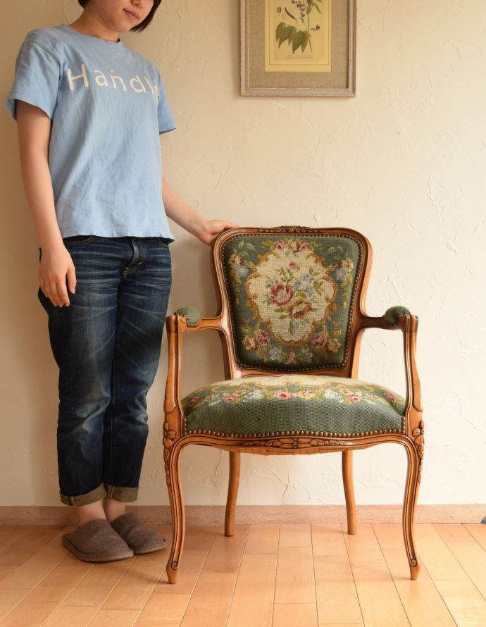 サロンチェア　アンティーク チェア　南フランスのアンティークチェア、美しいプチポワンアームチェア（グリーン）。飾っても使っても楽しめる椅子です。(j-583-c)