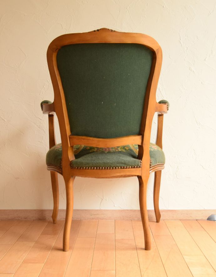サロンチェア　アンティーク チェア　南フランスのアンティークチェア、美しいプチポワンアームチェア（グリーン）。きちんとメンテナンスしてあるので、裏側もキレイです。(j-583-c)