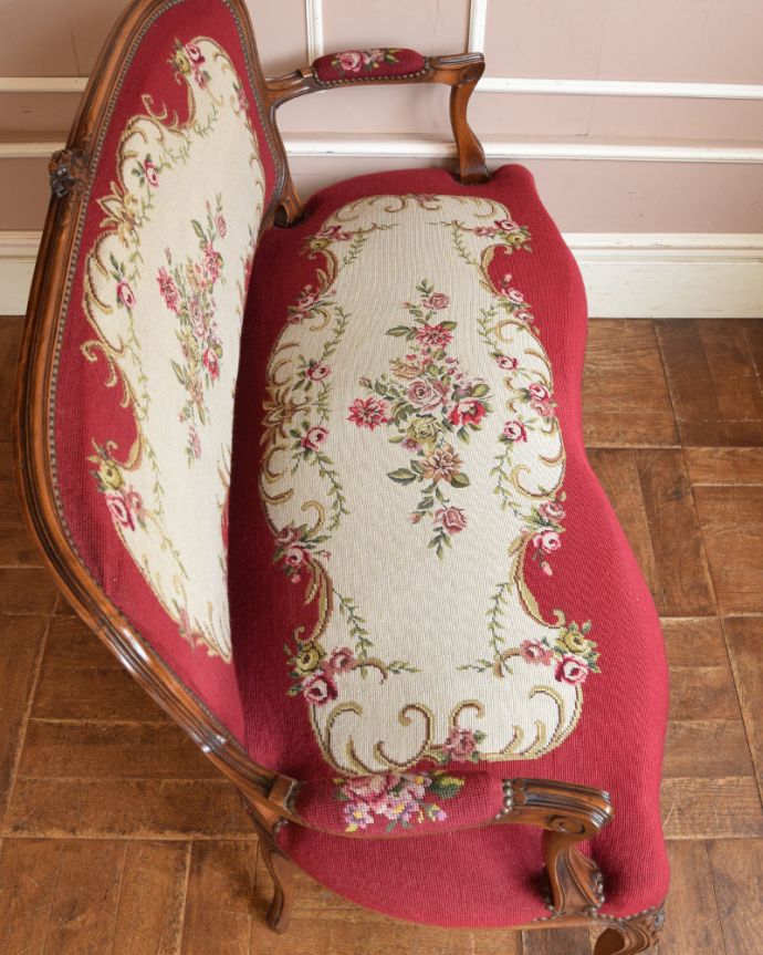 フランス生まれのエレガントなアンティークチェア、プチポワンソファ