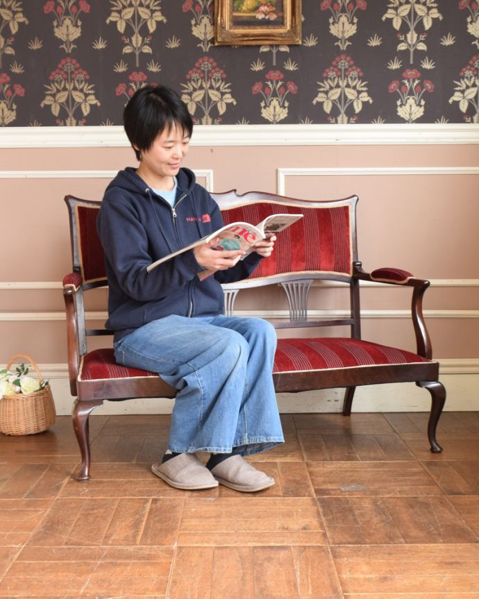 セティ・ソファ・ベンチ　アンティーク チェア　英国輸入のアンティークチェア、気品たっぷりなマホガニー材を使ったセティ（ソファ）。アンティークらしく、流行を追わずに長く使えるデザイン。(j-587-c)