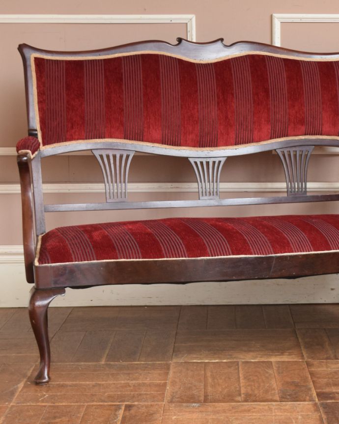 セティ・ソファ・ベンチ　アンティーク チェア　英国輸入のアンティークチェア、気品たっぷりなマホガニー材を使ったセティ（ソファ）。どこをとっても美しいシルエットのアンティークセティー。(j-587-c)