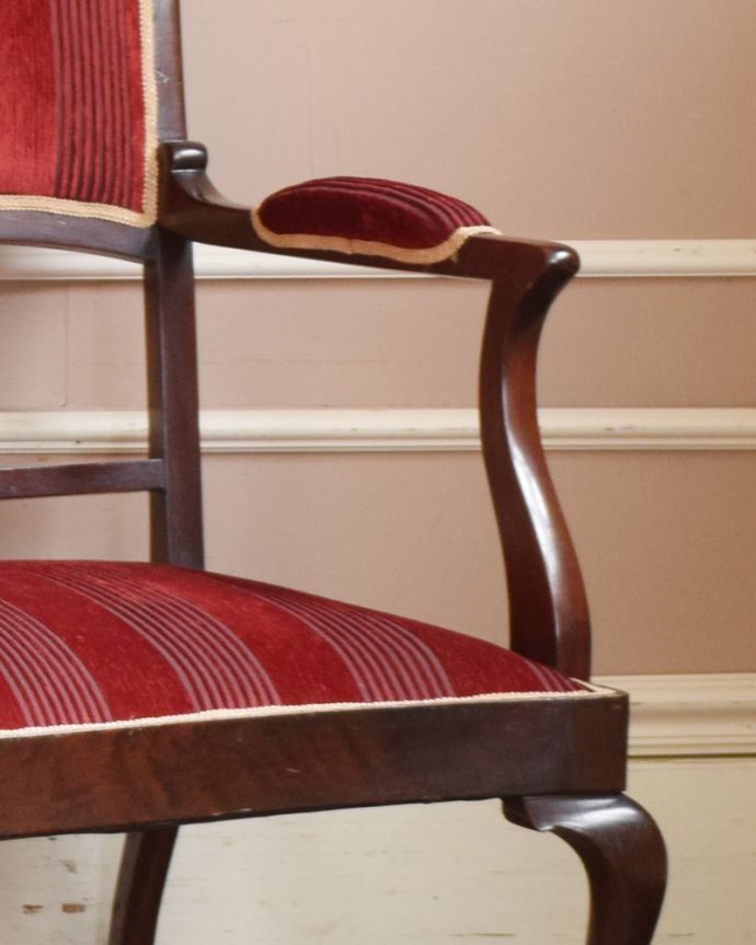 セティ・ソファ・ベンチ　アンティーク チェア　英国輸入のアンティークチェア、気品たっぷりなマホガニー材を使ったセティ（ソファ）。アーム付きのくつろぎやすいチェアです。(j-587-c)