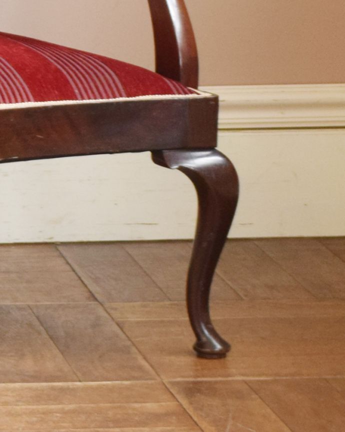 セティ・ソファ・ベンチ　アンティーク チェア　英国輸入のアンティークチェア、気品たっぷりなマホガニー材を使ったセティ（ソファ）。きちんとメンテナンスをしているので、大柄な男性でも安心してお掛けください。(j-587-c)