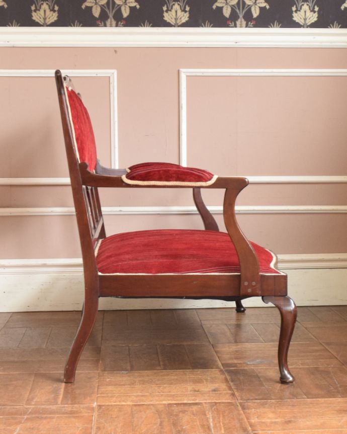 セティ・ソファ・ベンチ　アンティーク チェア　英国輸入のアンティークチェア、気品たっぷりなマホガニー材を使ったセティ（ソファ）。横から見ても綺麗な装飾が楽しめます。(j-587-c)