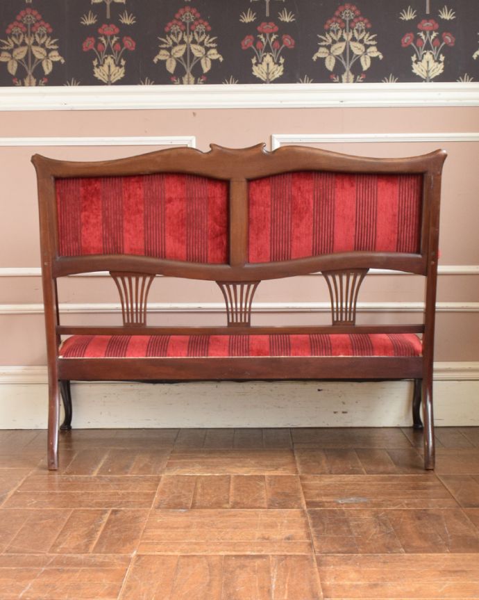 セティ・ソファ・ベンチ　アンティーク チェア　英国輸入のアンティークチェア、気品たっぷりなマホガニー材を使ったセティ（ソファ）。アンティークは新品ではないので、もちろん経年変化によるキズはありますが、専門の職人が目立たないようキレイにお直しをしているので、後姿までキレイです。(j-587-c)