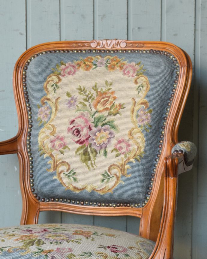 刺繍が美しいプチポワンアームチェア、南仏デザインのアンティークイス