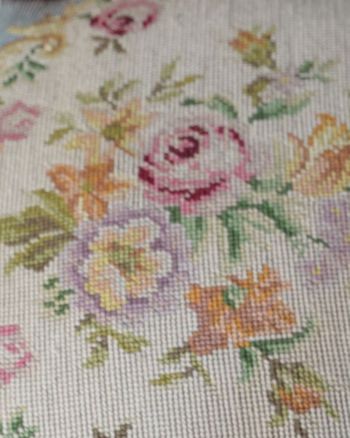 サロンチェア アンティーク チェア 刺繍が美しいプチポワンアームチェア、南仏デザインのアンティークイス。女性らしいデザイン。(j-588-c)