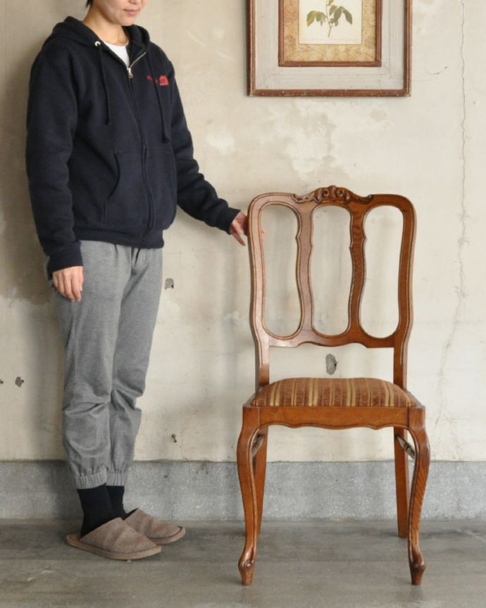 ダイニングチェア　アンティーク チェア　背もたれのデザインが優雅な、フランス輸入のアンティークダイニングチェア。上品な雰囲気が漂うダイニングチェア。(j-590-c)