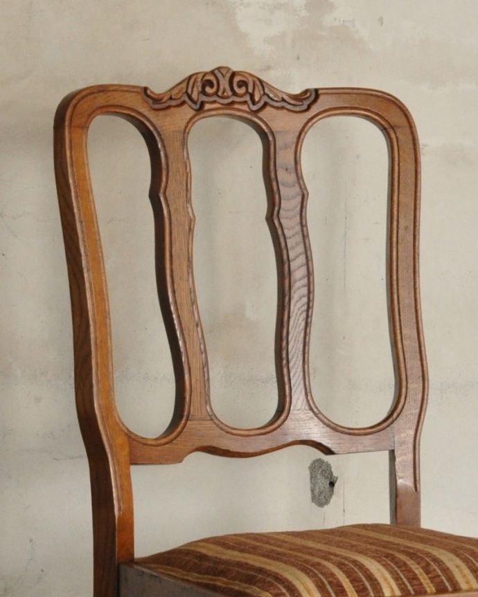 ダイニングチェア　アンティーク チェア　背もたれのデザインが優雅な、フランス輸入のアンティークダイニングチェア。木目や色は1脚1脚微妙に違いますが、どれもキレイに仕上げています。(j-590-c)