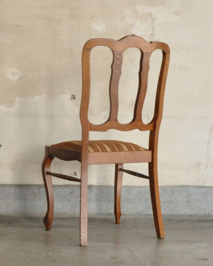 ダイニングチェア　アンティーク チェア　背もたれのデザインが優雅な、フランス輸入のアンティークダイニングチェア。アンティークらしく、流行を追わずに長く使えるデザイン。(j-590-c)
