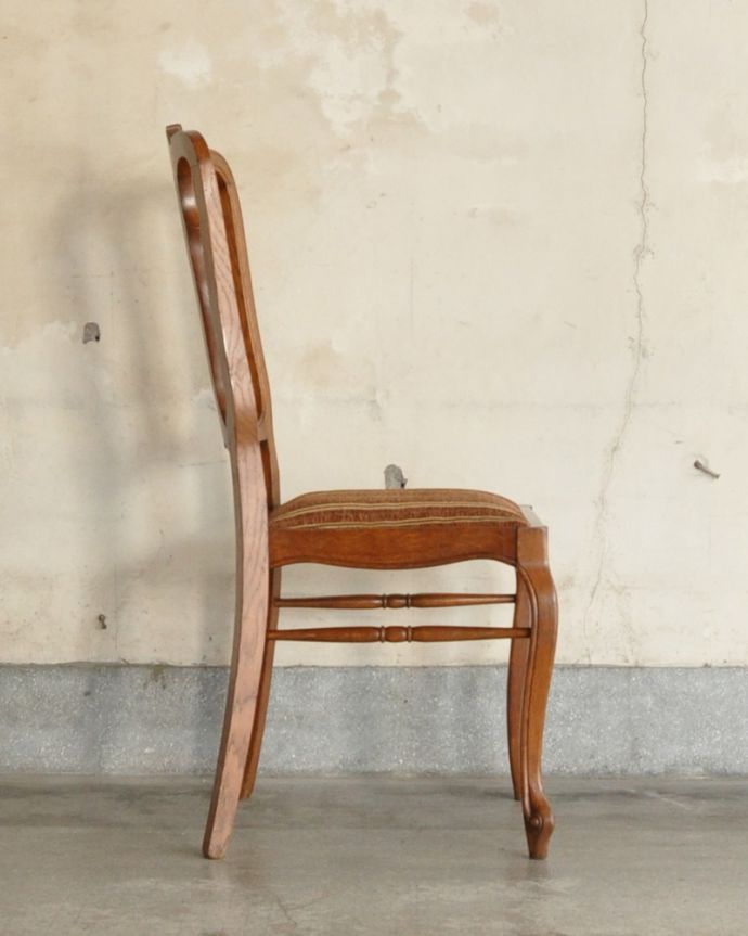 ダイニングチェア　アンティーク チェア　背もたれのデザインが優雅な、フランス輸入のアンティークダイニングチェア。横から見ても綺麗な装飾が楽しめます。(j-590-c)