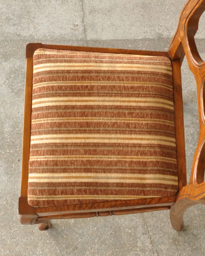 ダイニングチェア　アンティーク チェア　背もたれのデザインが優雅な、フランス輸入のアンティークダイニングチェア。布が貼ってあるので、長時間座っても疲れません。(j-590-c)