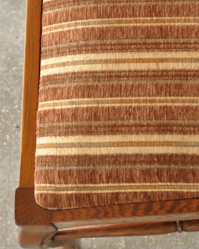 ダイニングチェア　アンティーク チェア　背もたれのデザインが優雅な、フランス輸入のアンティークダイニングチェア。装飾の美しいチェアに合わせて、落ち着いたストライプの生地をセレクトしました。(j-590-c)