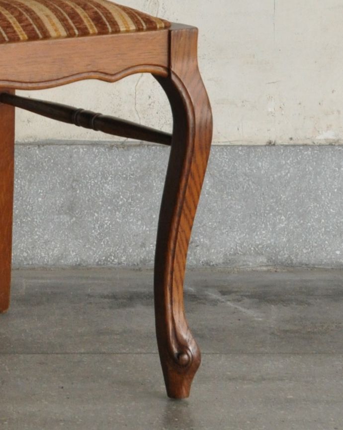 ダイニングチェア　アンティーク チェア　背もたれのデザインが優雅な、フランス輸入のアンティークダイニングチェア。人気の猫脚がオシャレなチェアです。(j-590-c)