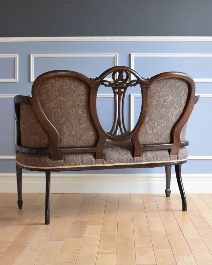 彫りの美しさも楽しめるセティ、アンティークの英国椅子（ソファベンチ