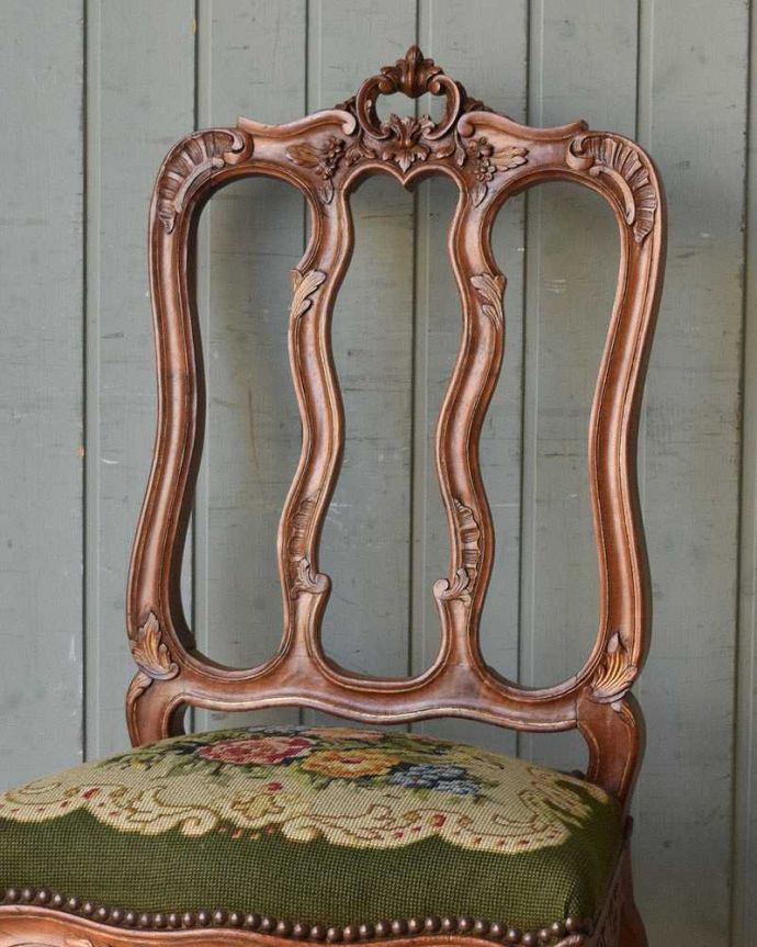 ダイニングチェア　アンティーク チェア　装飾が華やかなフレンチインテリア、食卓を彩るアンティークダイニングチェア。美しい彫があります。(j-598-c)