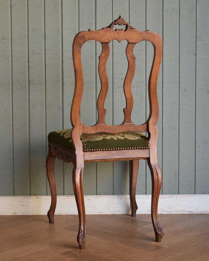 ダイニングチェア　アンティーク チェア　装飾が華やかなフレンチインテリア、食卓を彩るアンティークダイニングチェア。アンティークらしく、流行を追わずに長く使えるデザイン。(j-598-c)
