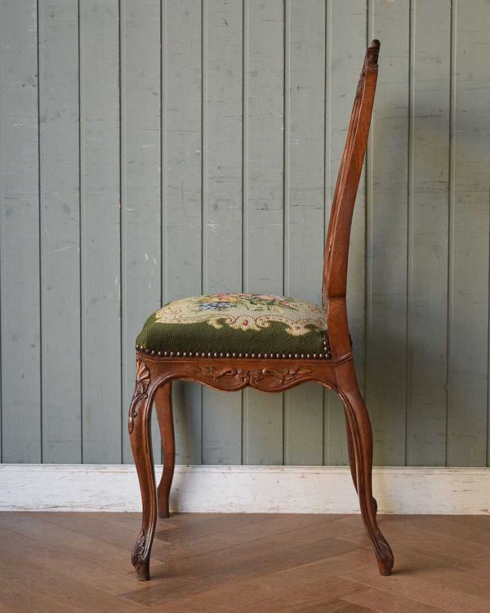 ダイニングチェア　アンティーク チェア　装飾が華やかなフレンチインテリア、食卓を彩るアンティークダイニングチェア。横から見ても綺麗な装飾が楽しめます。(j-598-c)