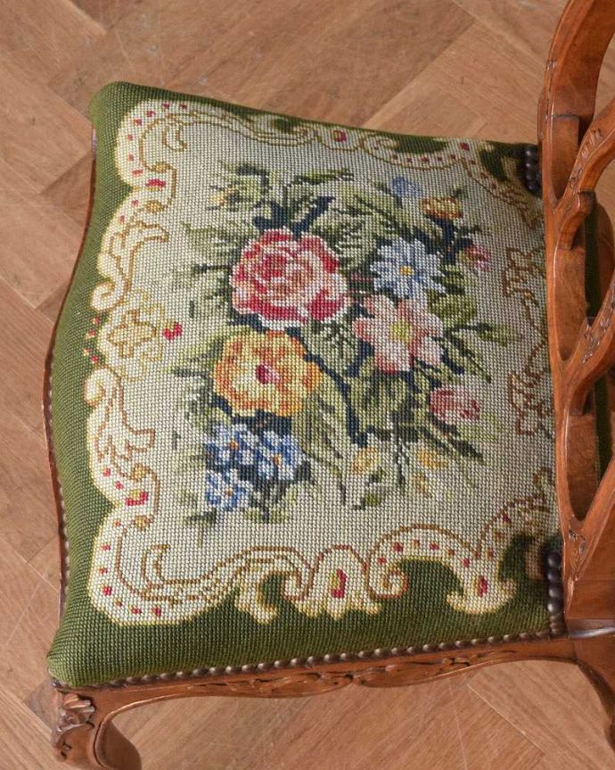 ダイニングチェア　アンティーク チェア　装飾が華やかなフレンチインテリア、食卓を彩るアンティークダイニングチェア。布が貼ってあるので、長時間座っても疲れません。(j-598-c)