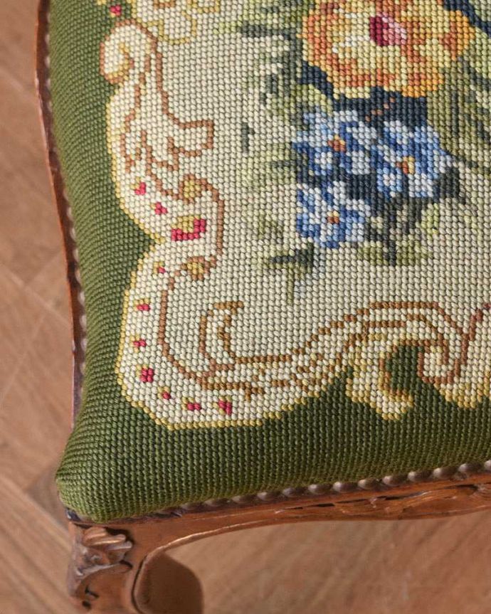 ダイニングチェア　アンティーク チェア　装飾が華やかなフレンチインテリア、食卓を彩るアンティークダイニングチェア。座面の張り地は、とってもキレイな状態で届いためずらしいアンティークのプチポワン。(j-598-c)