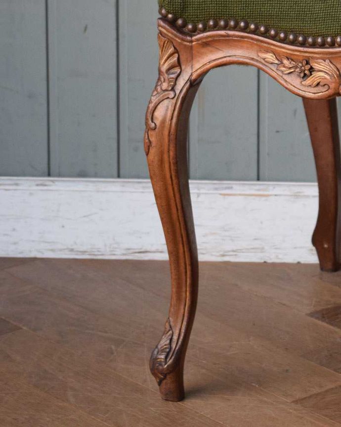 ダイニングチェア　アンティーク チェア　装飾が華やかなフレンチインテリア、食卓を彩るアンティークダイニングチェア。人気の猫脚がオシャレなチェアです。(j-598-c)