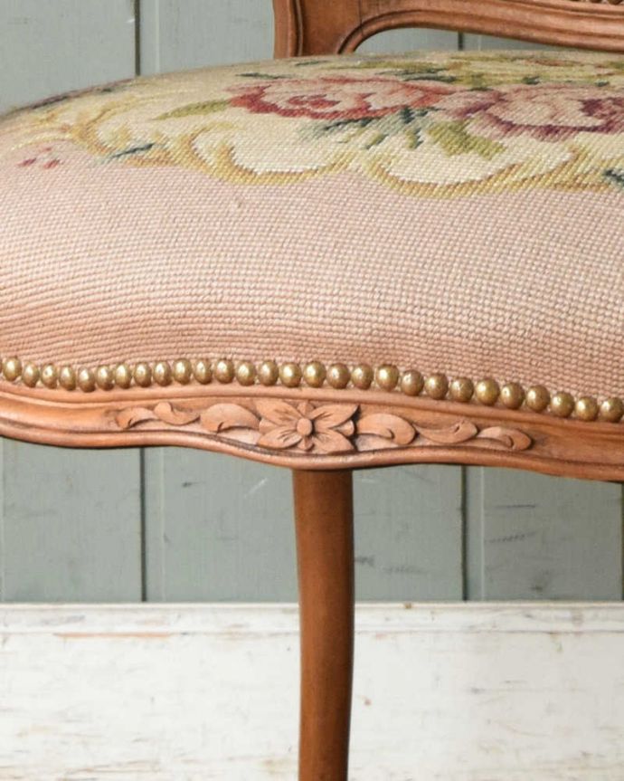 サロンチェア アンティーク チェア フランス生まれのサロンチェア、華やかなピンクのアンティークプチポワンチェア。座ってしまうと見えない部分にまでも彫があります。(j-604-c)