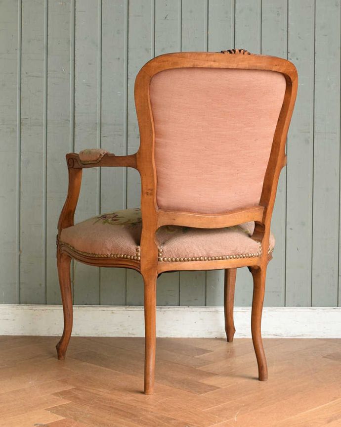 サロンチェア アンティーク チェア フランス生まれのサロンチェア、華やかなピンクのアンティークプチポワンチェア。メンテナンスしてあるので後姿もキレイ!アンティークは新品ではないので、もちろん経年変化によるキズはありますが、専門の職人がキレイにお直しをしているので、後ろ姿までキレイです。(j-604-c)