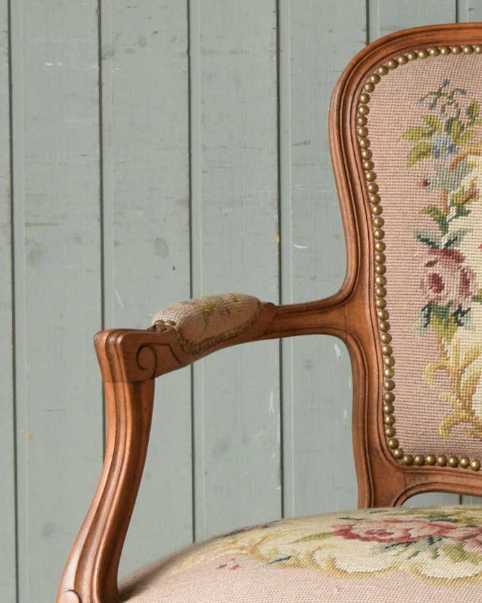 サロンチェア アンティーク チェア フランス生まれのサロンチェア、華やかなピンクのアンティークプチポワンチェア。そっと手を置きたくなるアームに施された刺繍。(j-604-c)