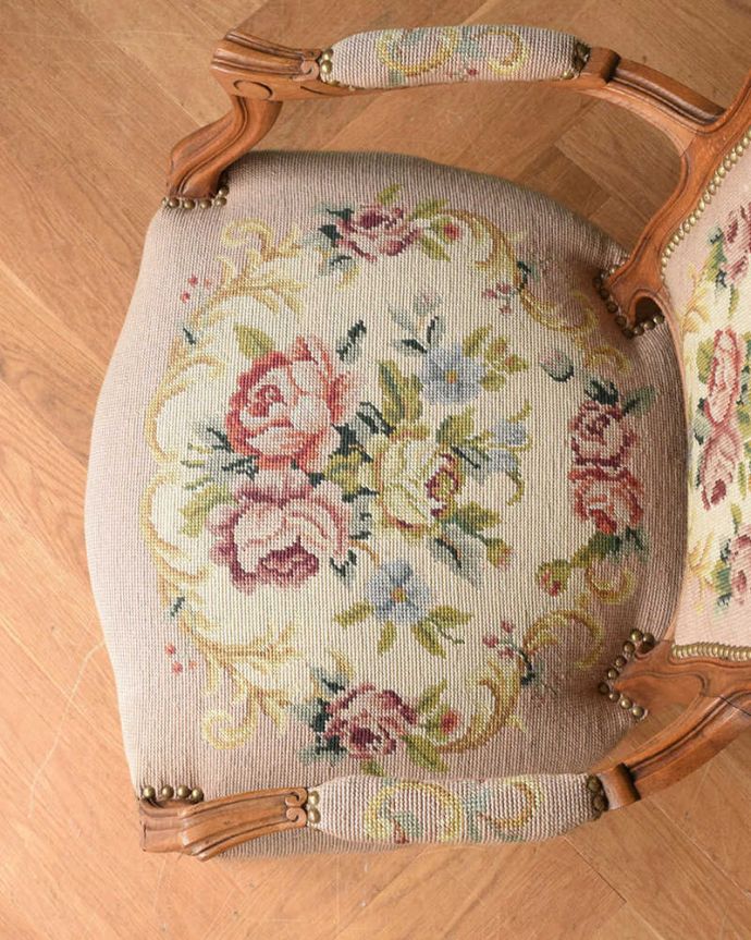 サロンチェア アンティーク チェア フランス生まれのサロンチェア、華やかなピンクのアンティークプチポワンチェア。手刺繍とは思えない絵画の様な美しさです。(j-604-c)