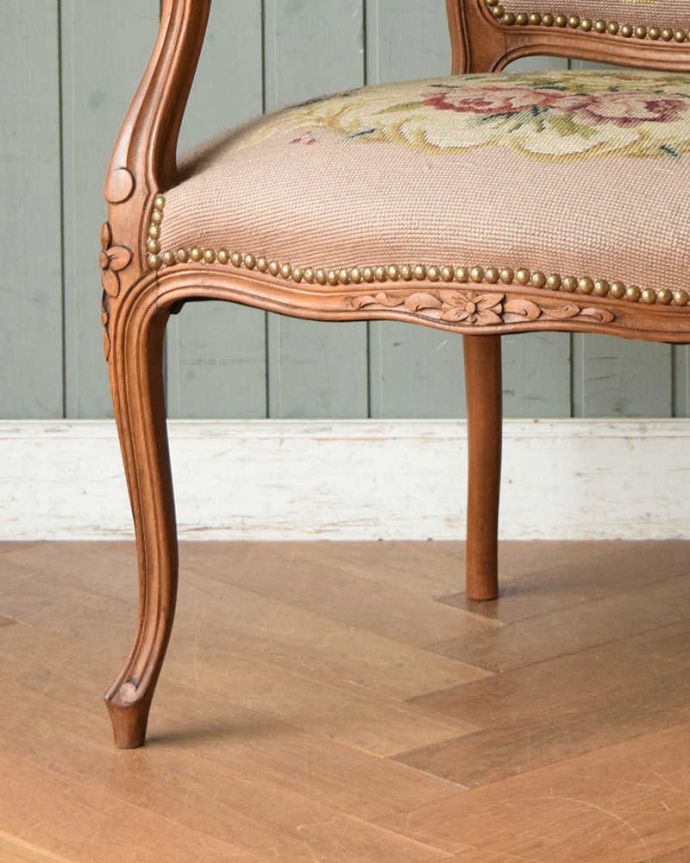 サロンチェア アンティーク チェア フランス生まれのサロンチェア、華やかなピンクのアンティークプチポワンチェア。Handleのアンティークは、脚の裏にフェルトキーパーをお付けしています。(j-604-c)