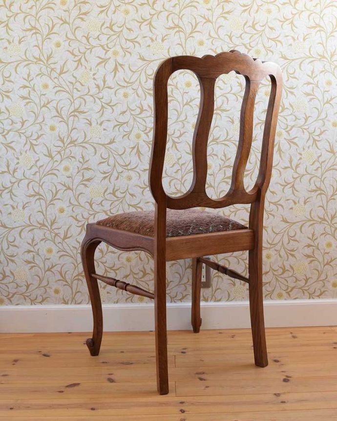 ダイニングチェア　アンティーク チェア　フレンチテイストの布座のアンティーク椅子、オーク材のダイニングチェア。後ろ姿にも自信アリ！並べた時に後ろから見ることも多い椅子。(j-607-c)
