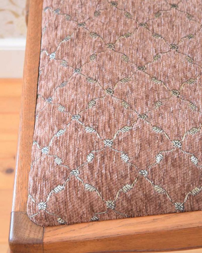 ダイニングチェア　アンティーク チェア　フレンチテイストの布座のアンティーク椅子、オーク材のダイニングチェア。座面は全て新しい生地で張替えたので、キレイです。(j-607-c)