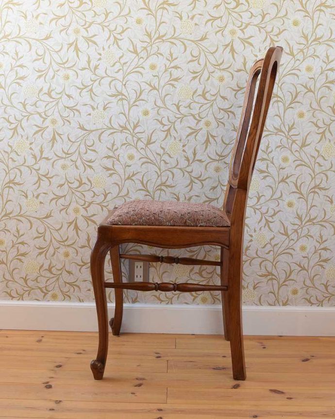 ダイニングチェア　アンティーク チェア　フレンチテイストの布座のアンティーク椅子、オーク材のダイニングチェア。横から見るとこんな感じ背もたれがカーブしているので楽です。(j-607-c)