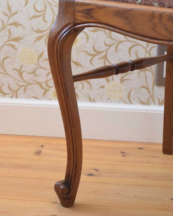 ダイニングチェア　アンティーク チェア　フレンチテイストの布座のアンティーク椅子、オーク材のダイニングチェア。移動もラクラクHandleのアンティークチェアの脚の裏には、フェルトキーパーをお付けしていますので、床を滑らせてお使い頂けます。(j-607-c)