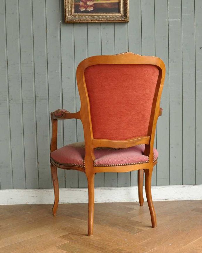 サロンチェア アンティーク チェア フランス生まれのサロンチェア、鮮やかなピンクのアンティークプチポワンチェア。後ろ姿からも感じられる気品アンティークチェアは、新品ではないので経年変化によるキズはありますが、専門の職人が修復したので安心してお使い下さい。(j-609-c)