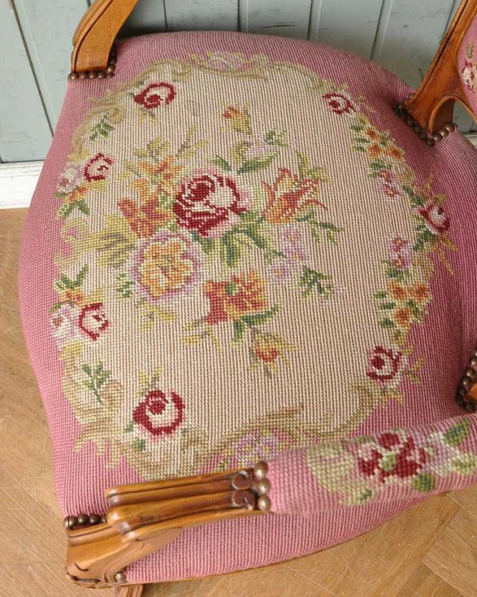 サロンチェア アンティーク チェア フランス生まれのサロンチェア、鮮やかなピンクのアンティークプチポワンチェア。絵画のような美しさ手刺繍とは思えないほど、細かく美しい絵はまるで絵画の様です。(j-609-c)