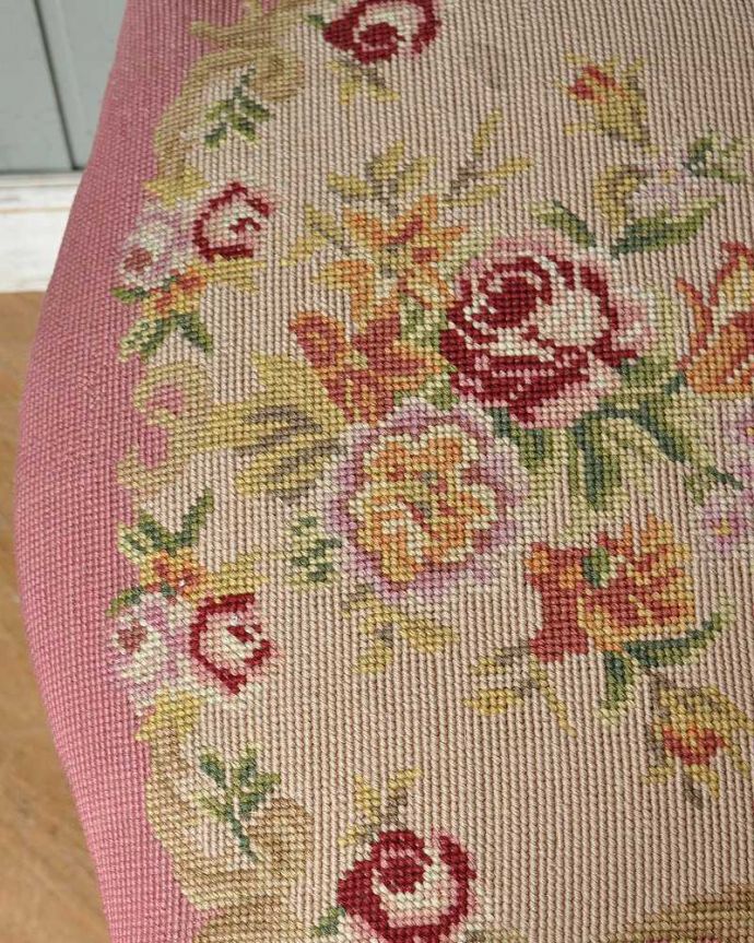 サロンチェア アンティーク チェア フランス生まれのサロンチェア、鮮やかなピンクのアンティークプチポワンチェア。女性らしいデザインコンディションがいいものを選んできました。(j-609-c)