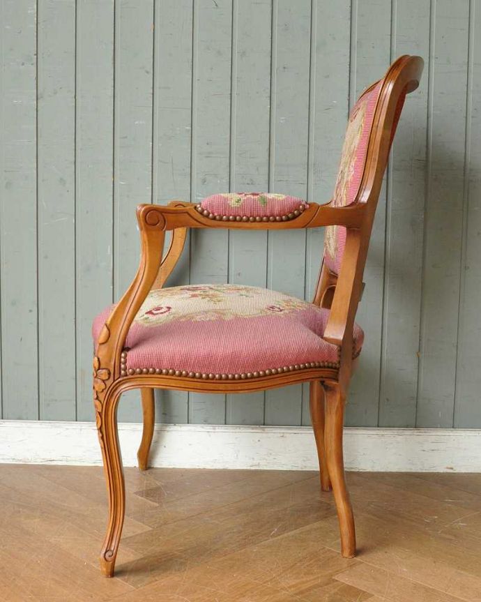 サロンチェア アンティーク チェア フランス生まれのサロンチェア、鮮やかなピンクのアンティークプチポワンチェア。気品の感じられる横顔横から見ても優雅さは同じく美しいです。(j-609-c)